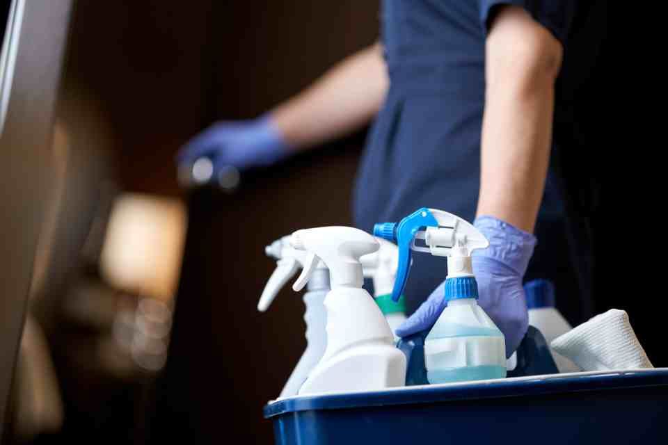 Agent FastClean avec son matériel de nettoyage professionnel